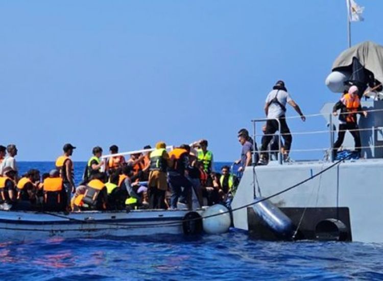 Δύο πλοιάρια με μετανάστες ανοιχτά του Κάβο Γκρέκο