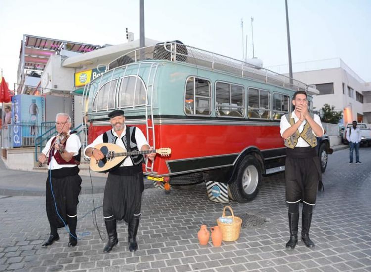 Αγία Νάπα: Κατεβαίνουν από το λεωφορείο και αρχίζουν τους παραδοσιακούς χορούς