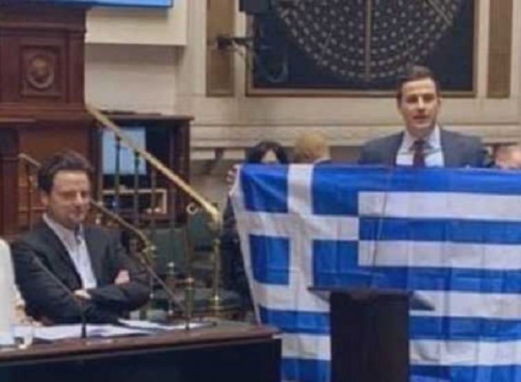 Βέλγος ευρωβουλευτής ύψωσε την ελληνική σημαία στο Ευρωκοινοβούλιο