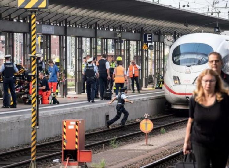 Σοκ στη Γερμανία-Άνδρας έσπρωξε αγοράκι στις γραμμές του τραίνου