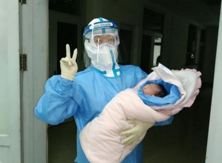Έγκυος με κορωνοϊό γέννησε ένα υγιέστατο μωράκι (εικόνες)
