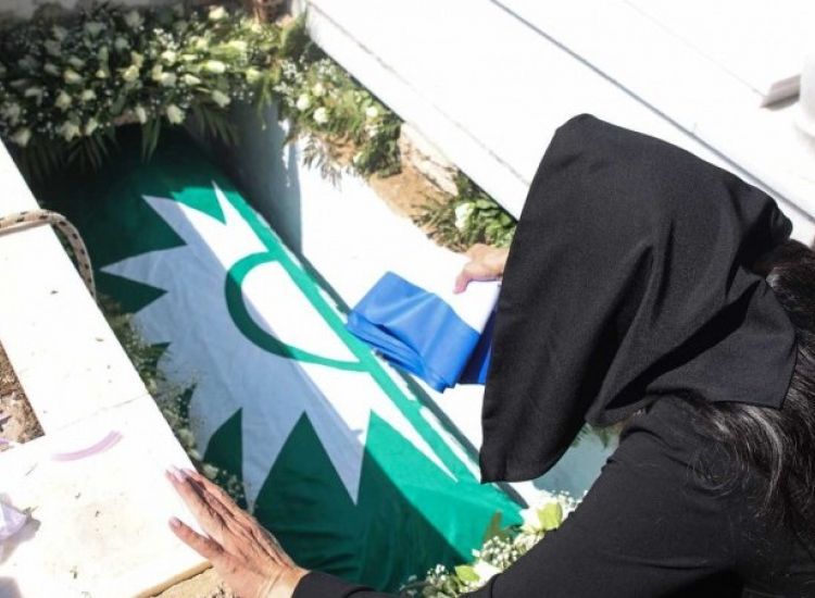 Σπάραξε η Βίκυ Σταμάτη στην κηδεία του Άκη - «Αντίο» με το Καλημέρα Ήλιε