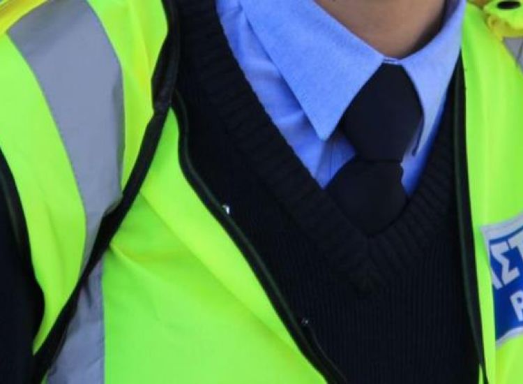 Αστυνομικός φέρεται να απέσπασε €12.000 από πολίτες