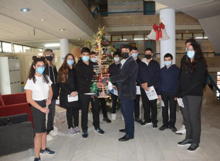 Αγία Νάπα: Μαθητές του Γυμνασίου Παραλιμνίου παρέδωσαν στο Δήμαρχο χριστουγεννιάτικο δέντρο με ανακυκλώσιμα υλικά