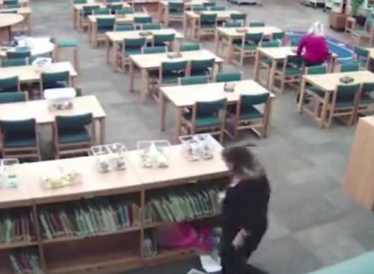 Δασκάλα κλώτσησε 5χρονη που κρύφτηκε στη βιβλιοθήκη