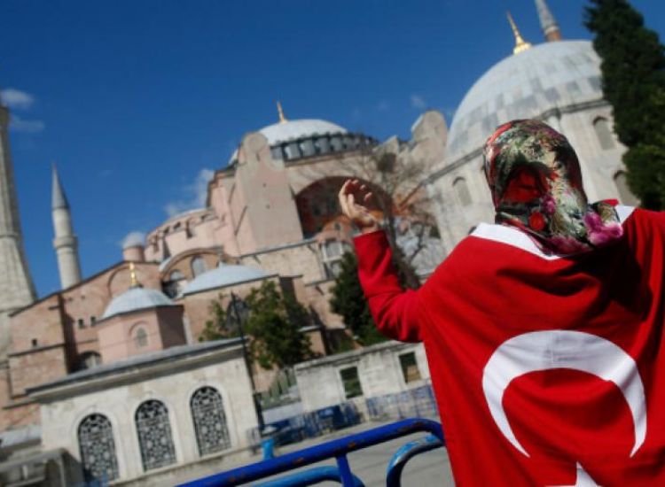 Αγιά Σοφιά: Φιέστα με κόκκινα χαλιά ετοιμάζουν οι Τούρκοι