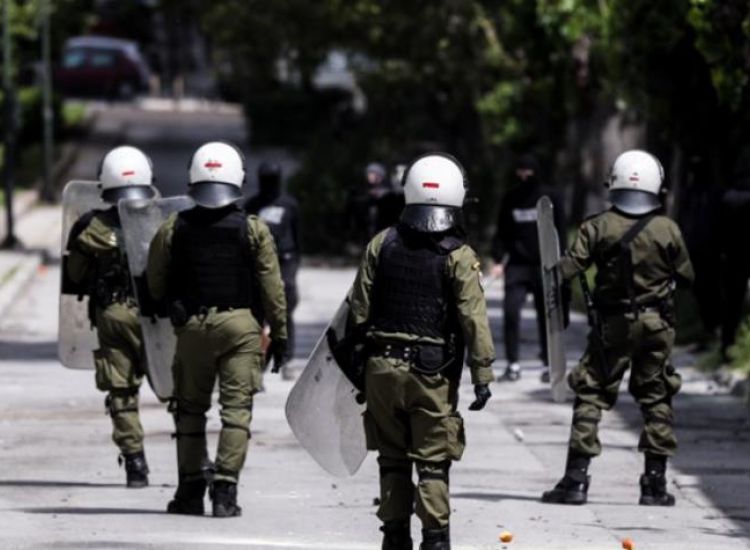 Επεισόδια έξω από αστυνομικό σταθμός στην Αθήνα-Τραυματίες δύο αστυνομικοί