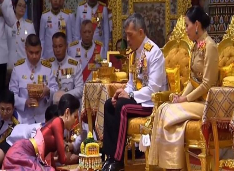 Ο βασιλιάς της Ταϊλάνδης με τη σύζυγό του, παρουσίασε στο λαό την ερωμένη του (vid)