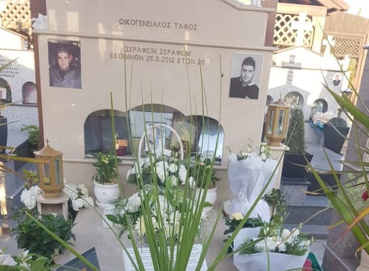 Ξυλοτύμπου: Κλέβουν λουλούδια από τον τάφο του γιου μου - Καίγεται η ψυχή μου