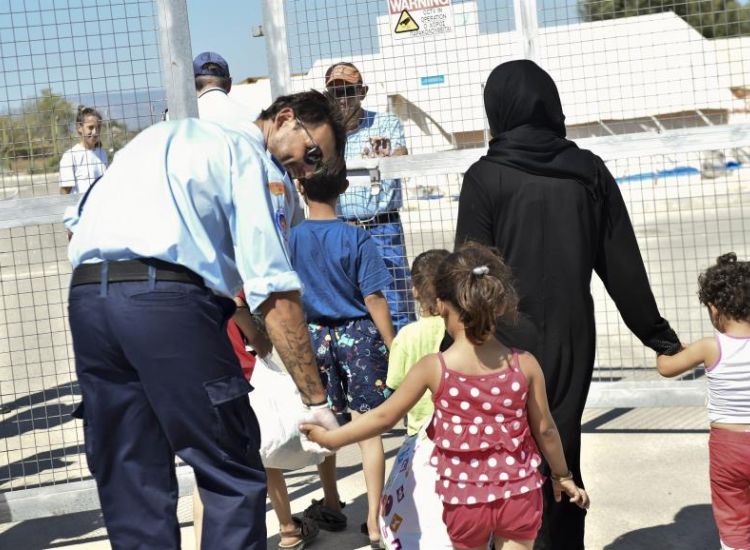 ΕΚΤΑΚΤΟ: Πλοιάριο με δεκάδες μετανάστες ανοιχτά του Κάβο Γκρέκο
