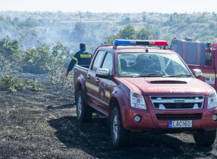Αυγόρου: Στις φλόγες χόρτα και άγρια βλάστηση δίπλα από την ιστορική μονή Αγίου Κενδέα