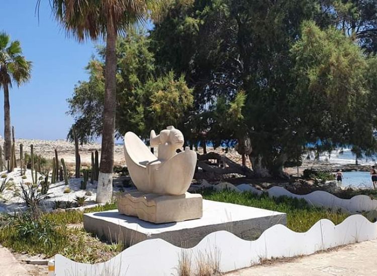 Αγία Νάπα: Μεταφορά γλυπτού στην παραλία "Άμμο του Καμπούρη"