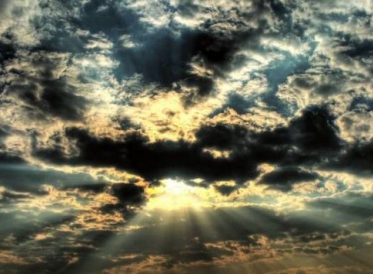 Μια συννεφιά… μια ηλιοφάνεια. Σταθερό το μοτίβο του καιρού