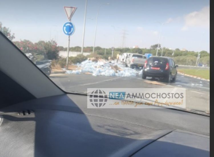 Παραλίμνι: Έφυγαν... μπουκάλες νερού από όχημα στον αυτοκινητόδρομο