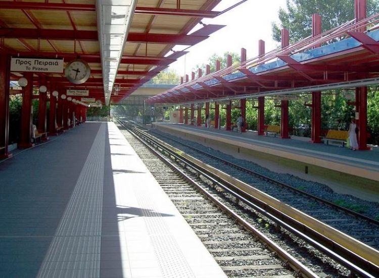 Νεαρή γυναίκα έπεσε στις γραμμές τρένου στην Αθήνα