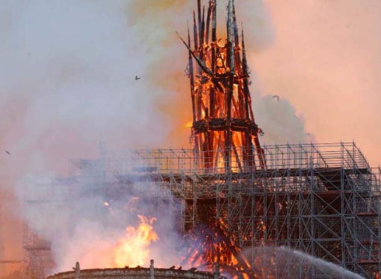 Σοκ στη Γαλλία: Kατέρρευσε η στέγη της Παναγίας των Παρισίων -VIDEO