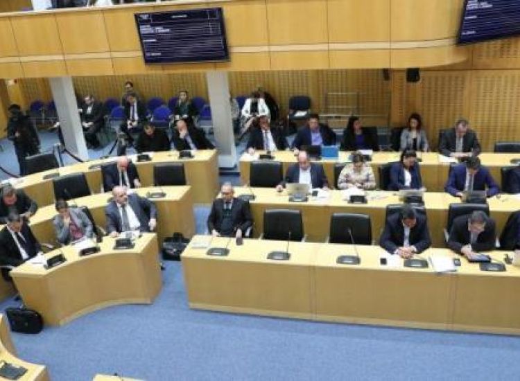 Διακόπηκε η συνεδρία της ολομέλειας της Βουλής από τον σεισμό