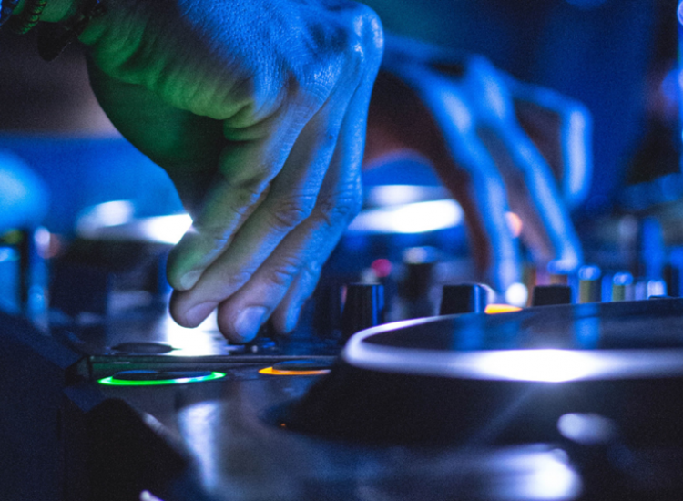 Βρετανός DJ κατηγορείται για σεξουαλική παρενόχληση σε κλαμπ στην Αγία Νάπα