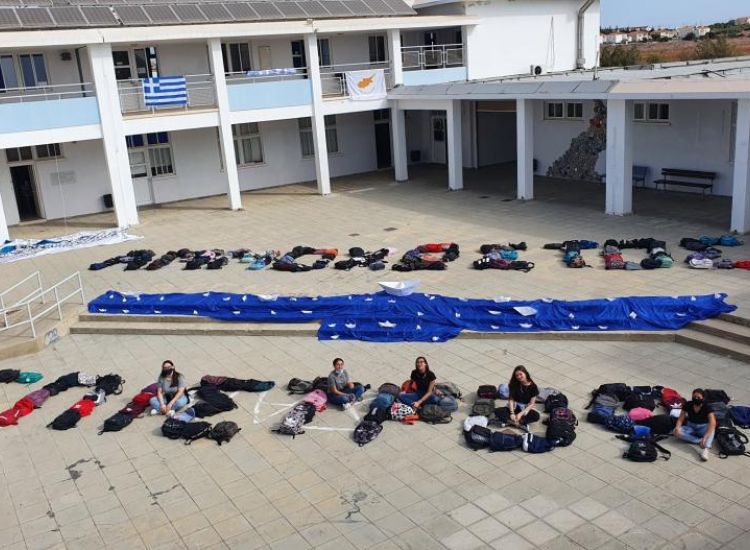 Λύκειο Κοκκινοχωρίων: Σχημάτισαν με τις σχολικές τους τσάντες τη λέξη "Αμμόχωστος"