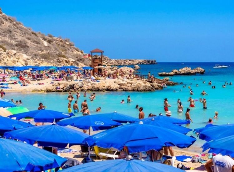 Κύπρος: Νέο ιστορικό ρεκόρ τουριστικών αφίξεων δεκαμήνου