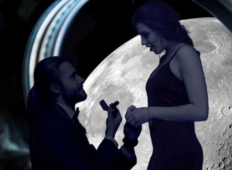 Πρόταση γάμου σε πτήση πάνω από τη Σελήνη
