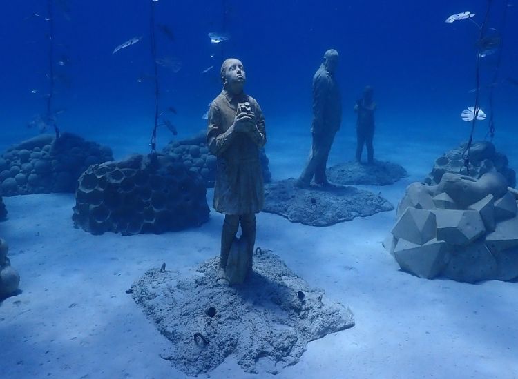 Αγία Νάπα / Εντυπωσιακές εικόνες: Εγκαινιάστηκε το υποβρύχιο μουσείο γλυπτικής «MUSAN» (photos)