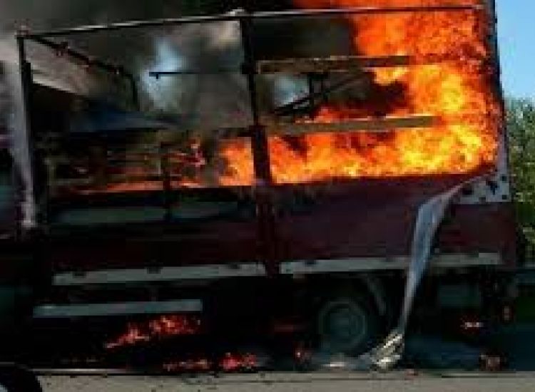 Λιοπέτρι: Όχημα που κινείτο στον αυτοκινητόδρομο παραδόθηκε στις φλόγες