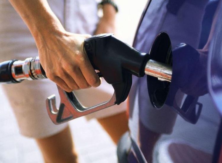 Ανάσα για τους καταναλωτές-Έπεσε κατά οκτώ σεντ η τιμή της βενζίνης