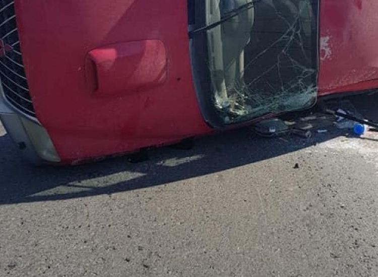ΤΩΡΑ: Ανατράπηκε διπλοκάμπινο στον αυτοκινητόδρομο (ΦΩΤΟΣ)