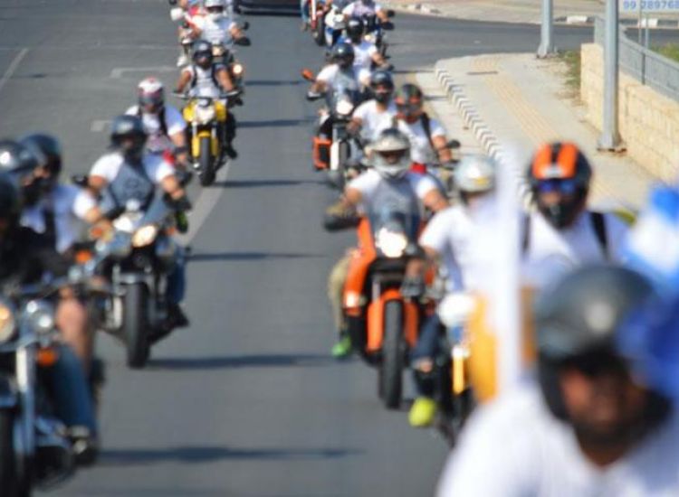 Εκατοντάδες μοτοσικλετιστές στο οδόφραγμα της Δερύνειας