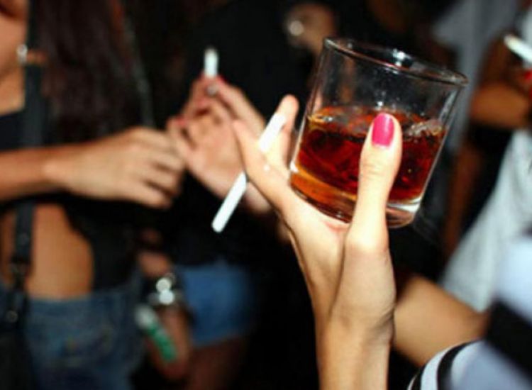 Αλλάζει το όριο ηλικίας για κατανάλωση αλκοόλ
