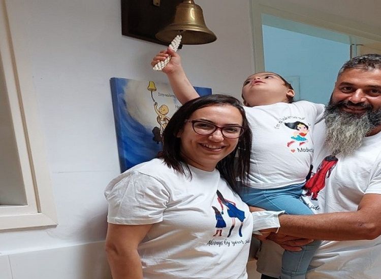 ΒΙΝΤΕΟ: Νίκησε τη λευχαιμία και χτύπησε το καμπανάκι η μικρή Μοδέστια από το Ξυλοφάγου