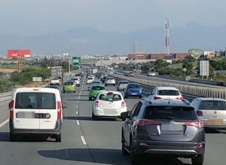 Λάρνακα - Αγία Νάπα: Κυκλοφοριακό κομφούζιο στον αυτοκινητόδρομο λόγω ακινητοποιημένης καρότσας