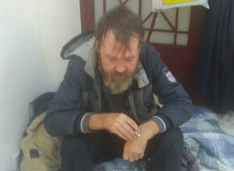 ΚΥΠΡΟΣ: Άστεγος κοιμάται έξω απο κοιμητήριο