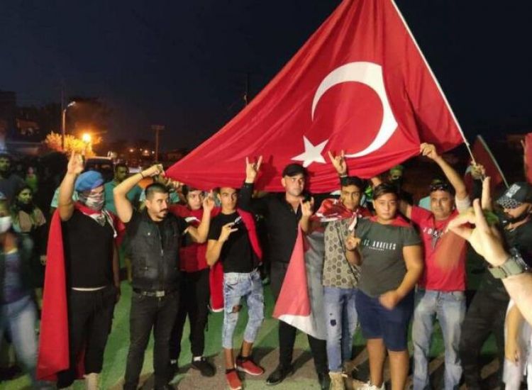 Δερύνεια: Κατέβηκαν με τις τουρκικές σημαίες φωνάζοντας συνθήματα