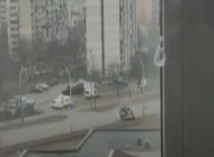 Συγκλονιστικό βίντεο: Η στιγμή που τεθωρακισμένο «λιώνει» εν κινήσει όχημα στο Κίεβο