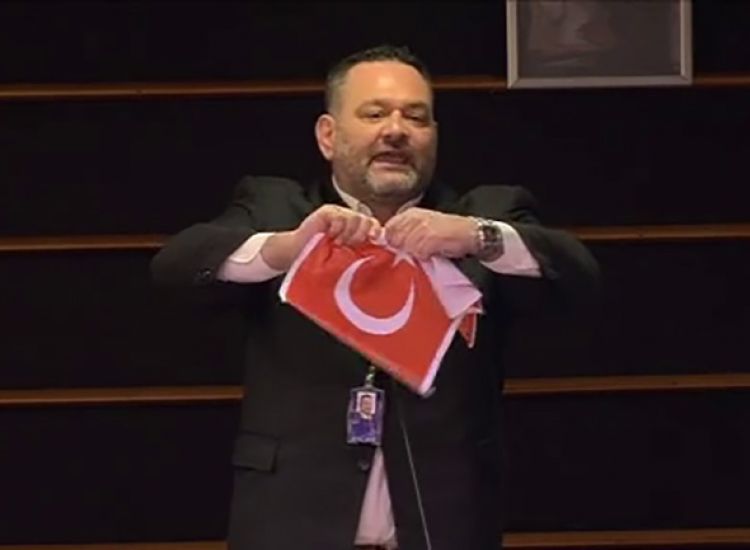 Ο ευρωβουλευτής Λαγός έσκισε τουρκική σημαία στο ευρωκοινοβούλιο - Οργισμένη αντίδραση της Άγκυρας