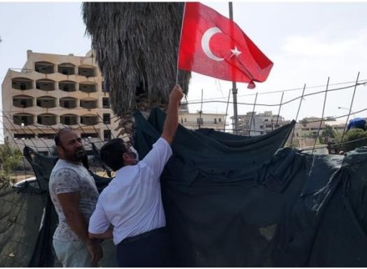 Τοποθέτησαν τουρκική σημαία στην πύλη για το Βαρώσι