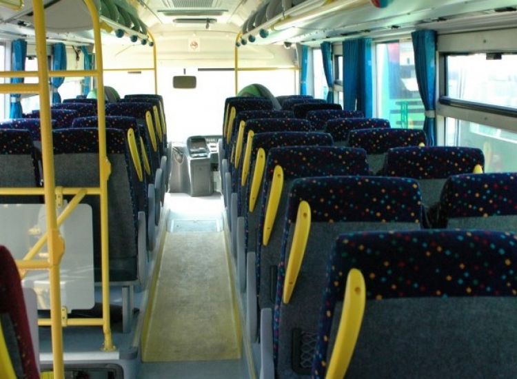 Λεωφορείο που μετέφερε μαθητές προσέκρουσε σε ταβέρνα