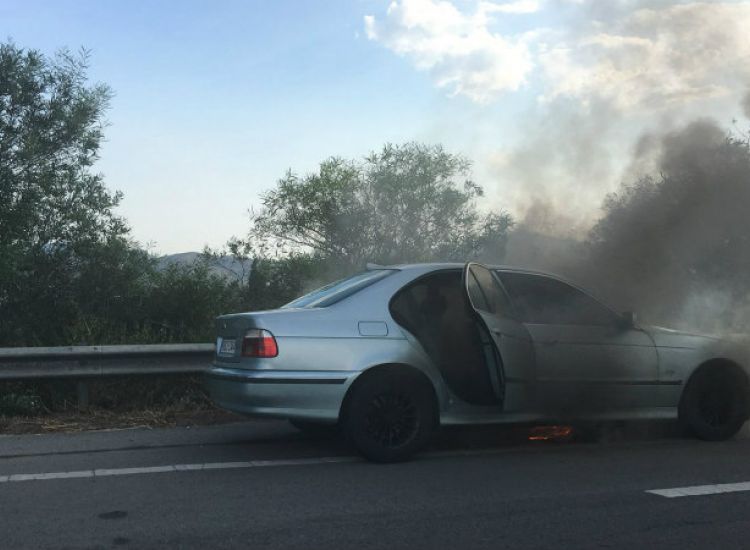 ΕΚΤΑΚΤΟ: Τυλίχτηκε στις φλόγες όχημα στον αυτοκινητόδρομο
