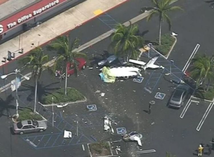 Αεροπλάνο συνετρίβη σε πάρκινγκ εμπορικού κέντρου στο Λος Άντζελες. Πέντε νεκροί