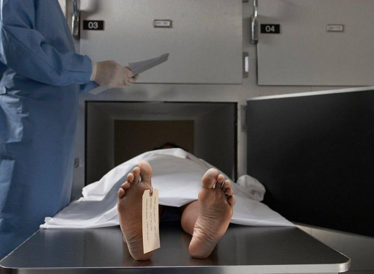 Ιατροδικαστές αρνήθηκαν να κάνουν νεκροτομή σε νεκρό με κορωνοϊό