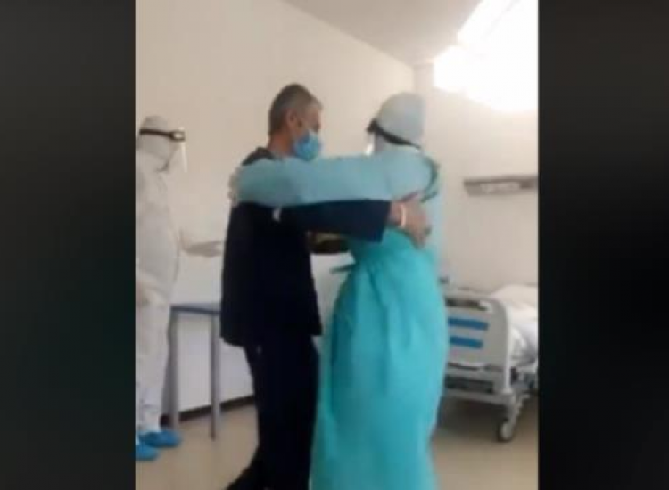 Συγκινητικό: Νοσηλεύτρια και ασθενής χορεύουν βαλς σε βίντεο που κάνει το γύρο του διαδικτύου