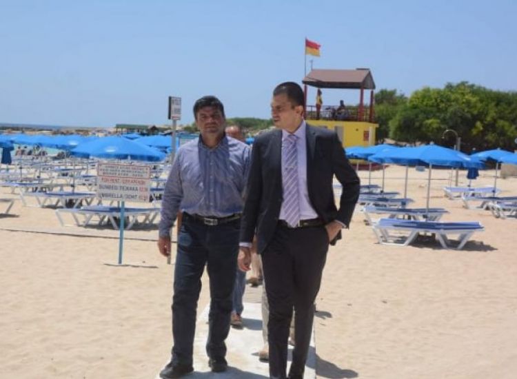 Αγία Νάπα: Βγήκαν στις παραλίες για επιθεώρηση Υφυπουργός και Δήμαρχος