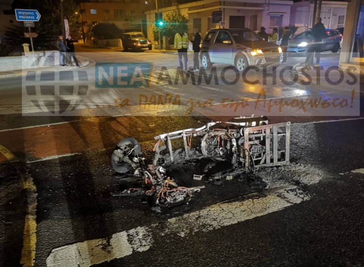 Τροχαίο ατύχημα στο Παραλίμνι - Πήρε φωτιά η μοτοσικλέτα!