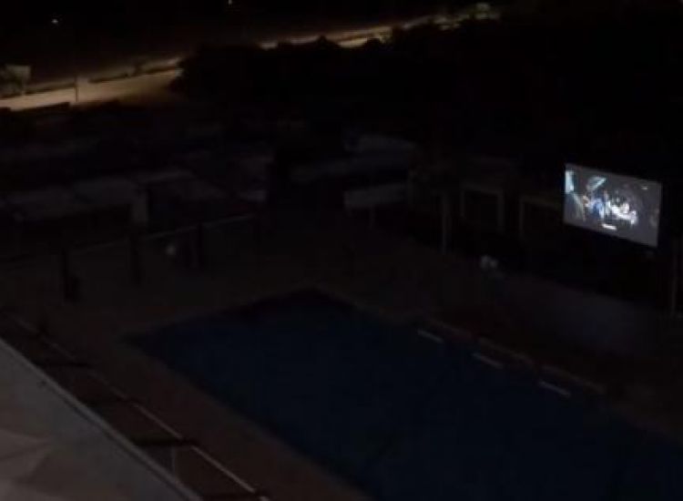 Αγία Νάπα: Βγήκαν στα μπαλκόνια τους για να δουν ταινία δράσης από γιγαντοοθόνη (ΒΙΝΤΕΟ)