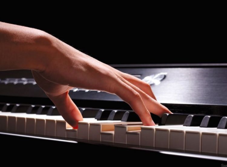 Παραλιμνίτισσα τραγουδίστρια παίζει πιάνο με δεμένα μάτια!(video)