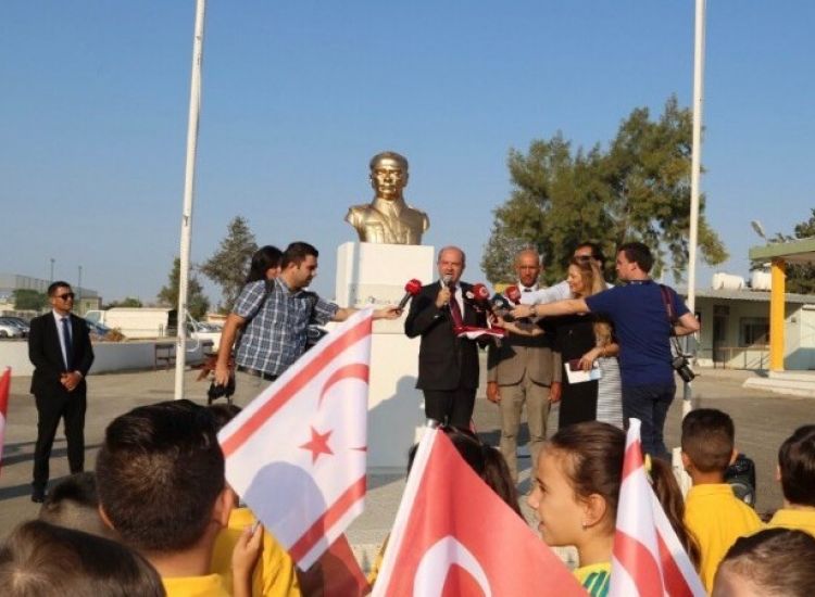 Προκλητική έπαρση της σημαίας παρουσία Τατάρ στο Δημοτικό κατεχόμενης Λύσης