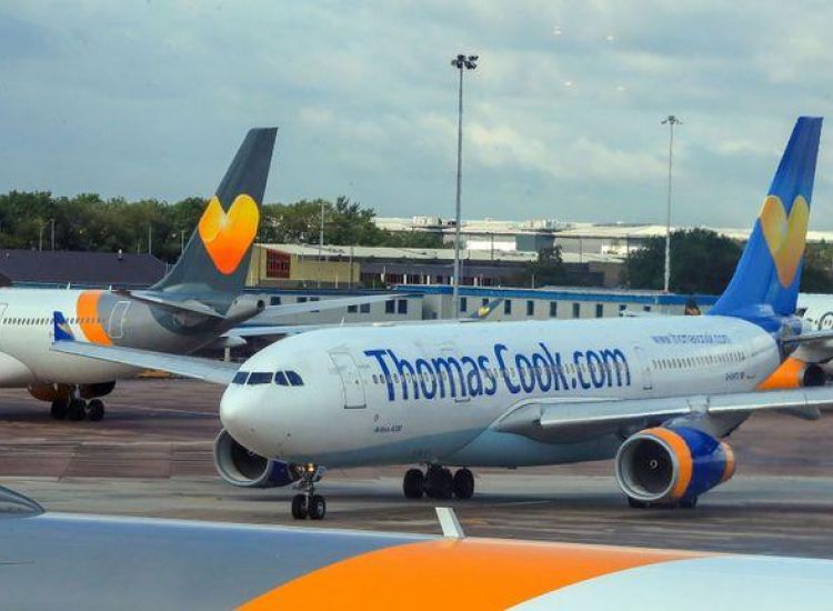 Συγκινητικές στιγμές για τους επιβάτες και το πλήρωμα στην τελευταία πτήση της Thomas Cook