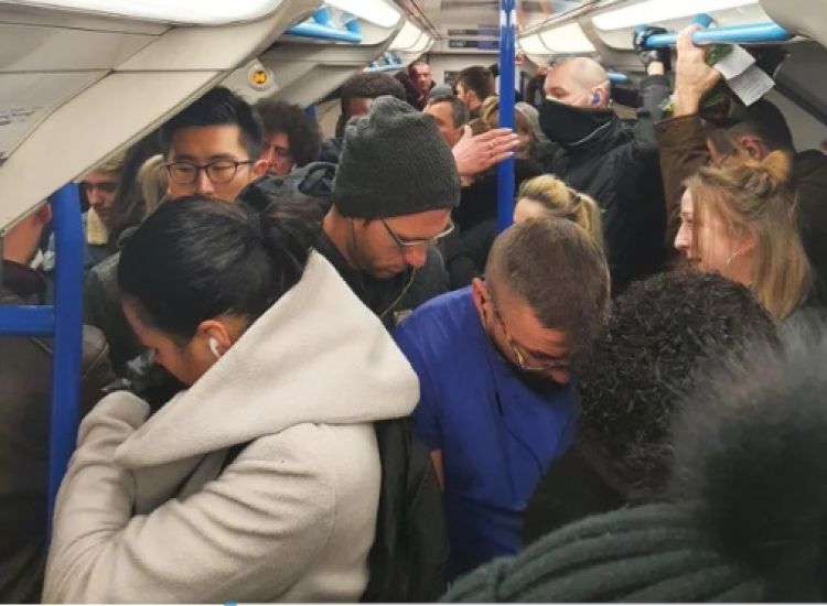 Κορονοϊός: Ο ένας πάνω στον άλλον σε μετρό στο Λονδίνο! (pics & vid)